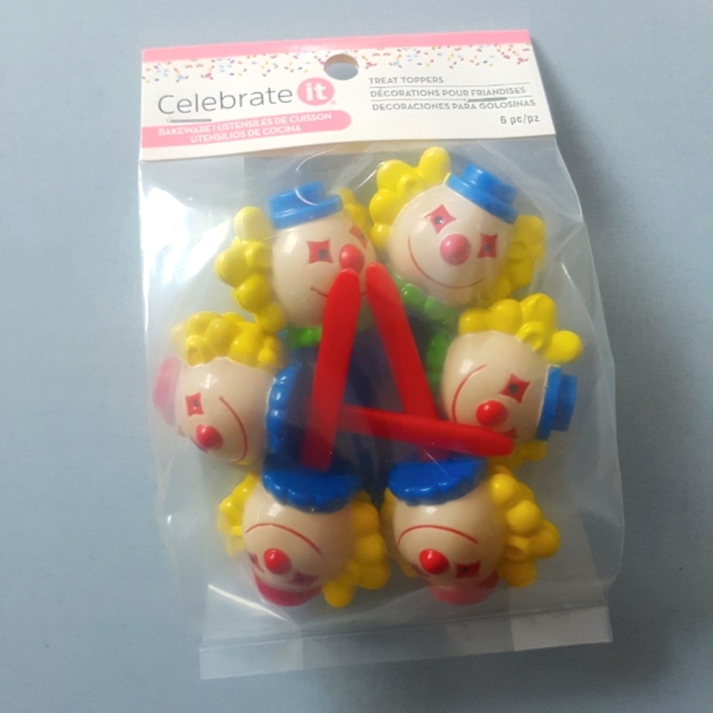 💲5️⃣ in 🛍️of2+  Clown Treat Toppers